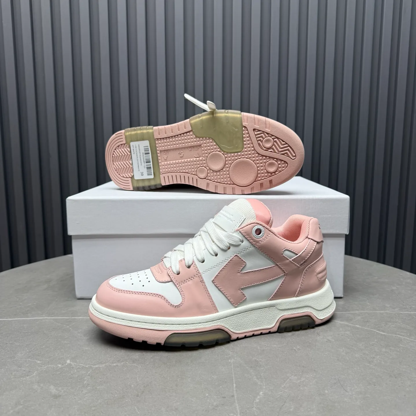 【off- white】P: 620💰Couple model👫, Size: 35-44 (Customized for men 38.45.46) High-quality version👊 "Out of office" series original molding, original lasting, production process 1:1 Original ➰OFF GRAY WHITE OW ➰ First-layer cowhide Imported skin-friendly and environmentally friendly polyester mesh Original molding high elastic and environmentally friendly molding pad Made with the original lasting process. The original molded rubber outsole (never yellows and deforms) has a super correct shape, bright color and strong three-dimensional effect👍. Packaging💯Full set of packaging synchronized with the official website (branded paper, certificate of quality, branded cloth bag)